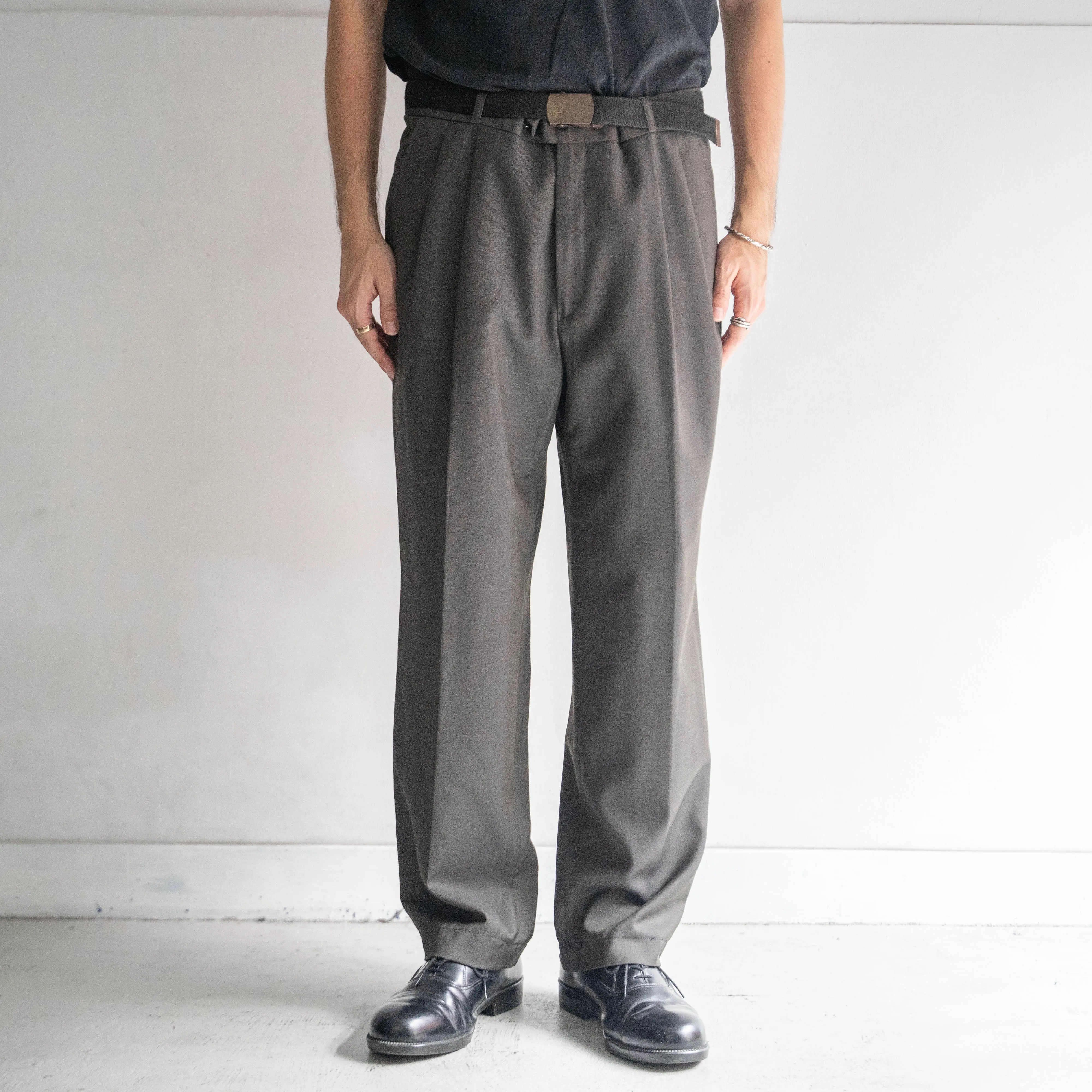 around 1990s Europe dark gray color two tuck summer wool slacks