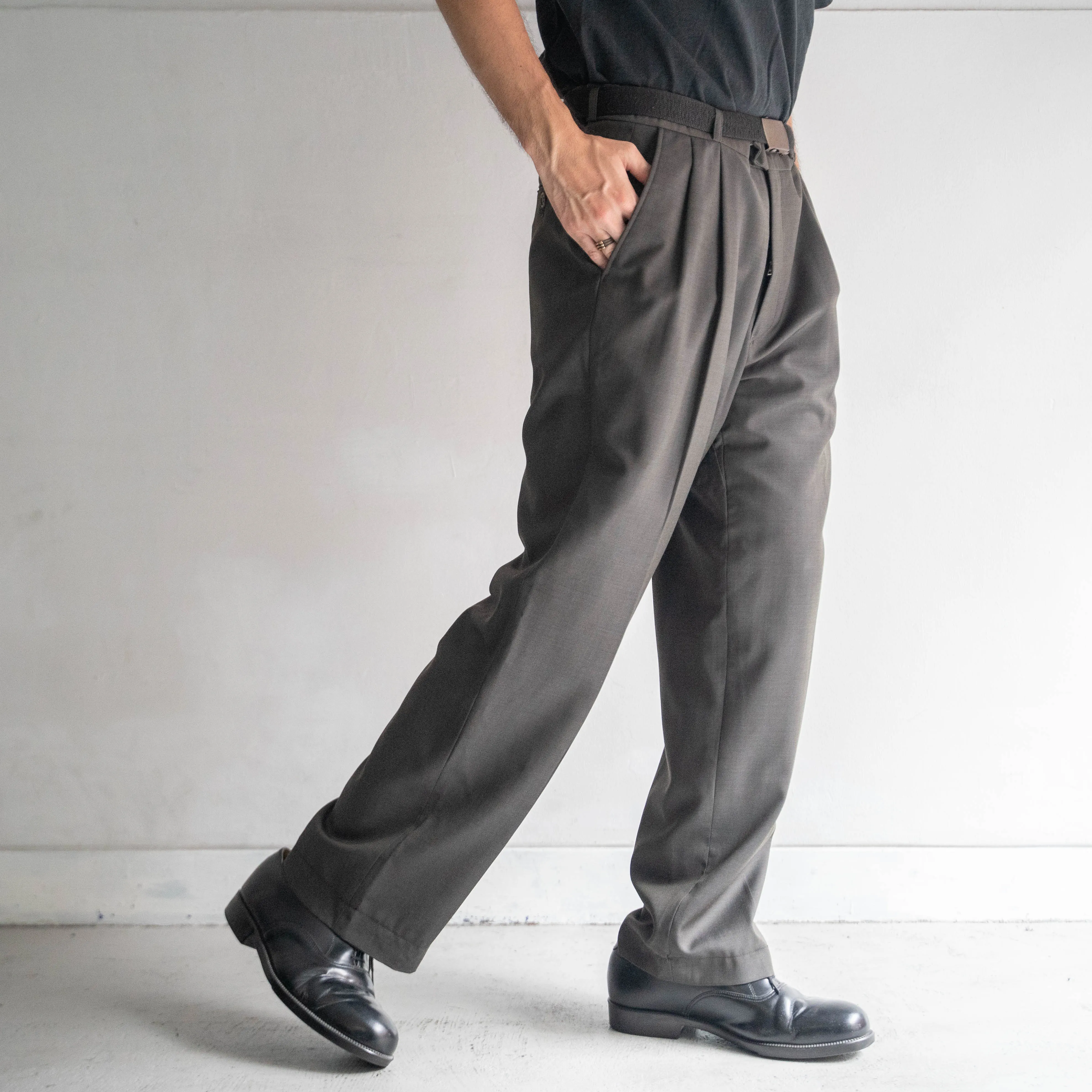 around 1990s Europe dark gray color two tuck summer wool slacks