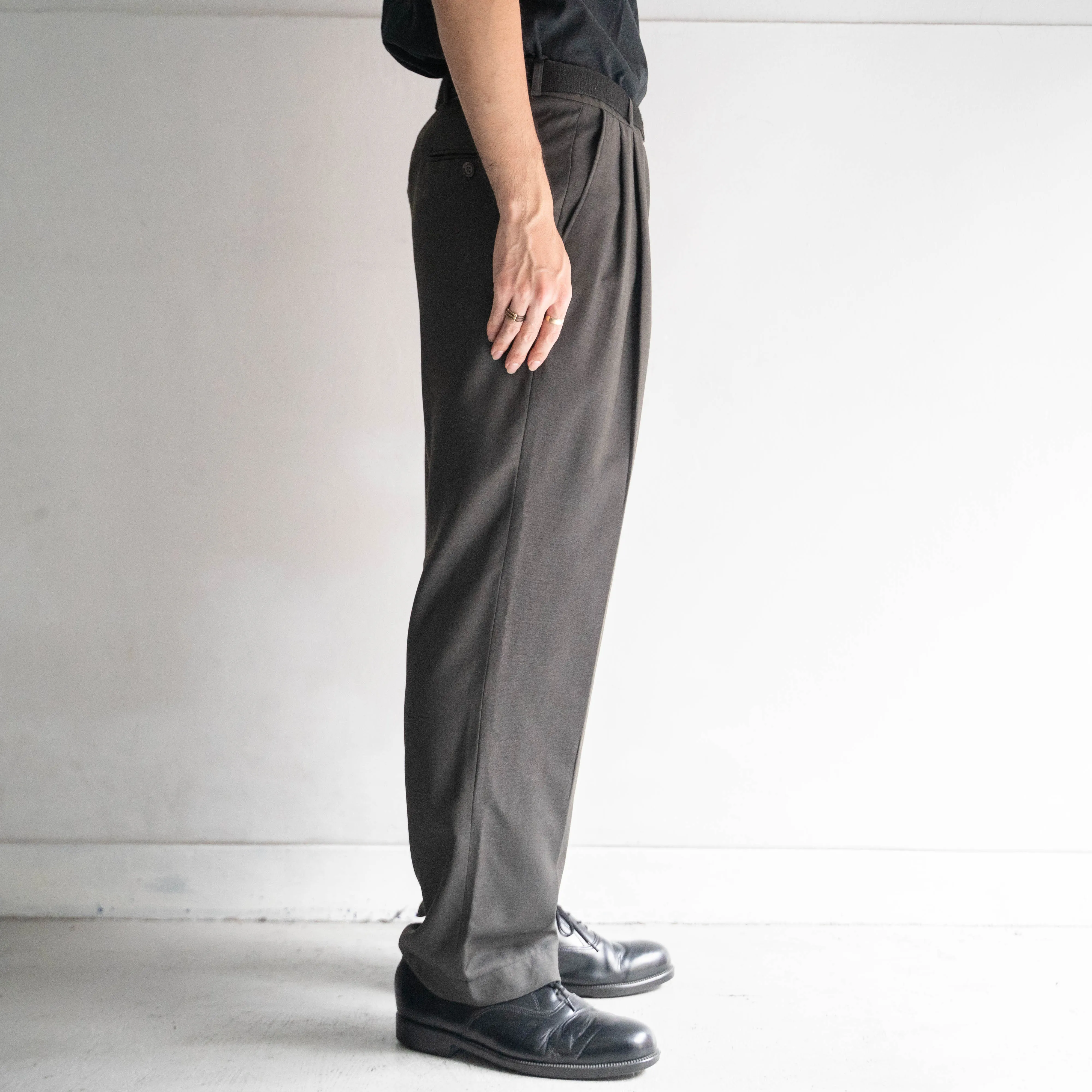 around 1990s Europe dark gray color two tuck summer wool slacks