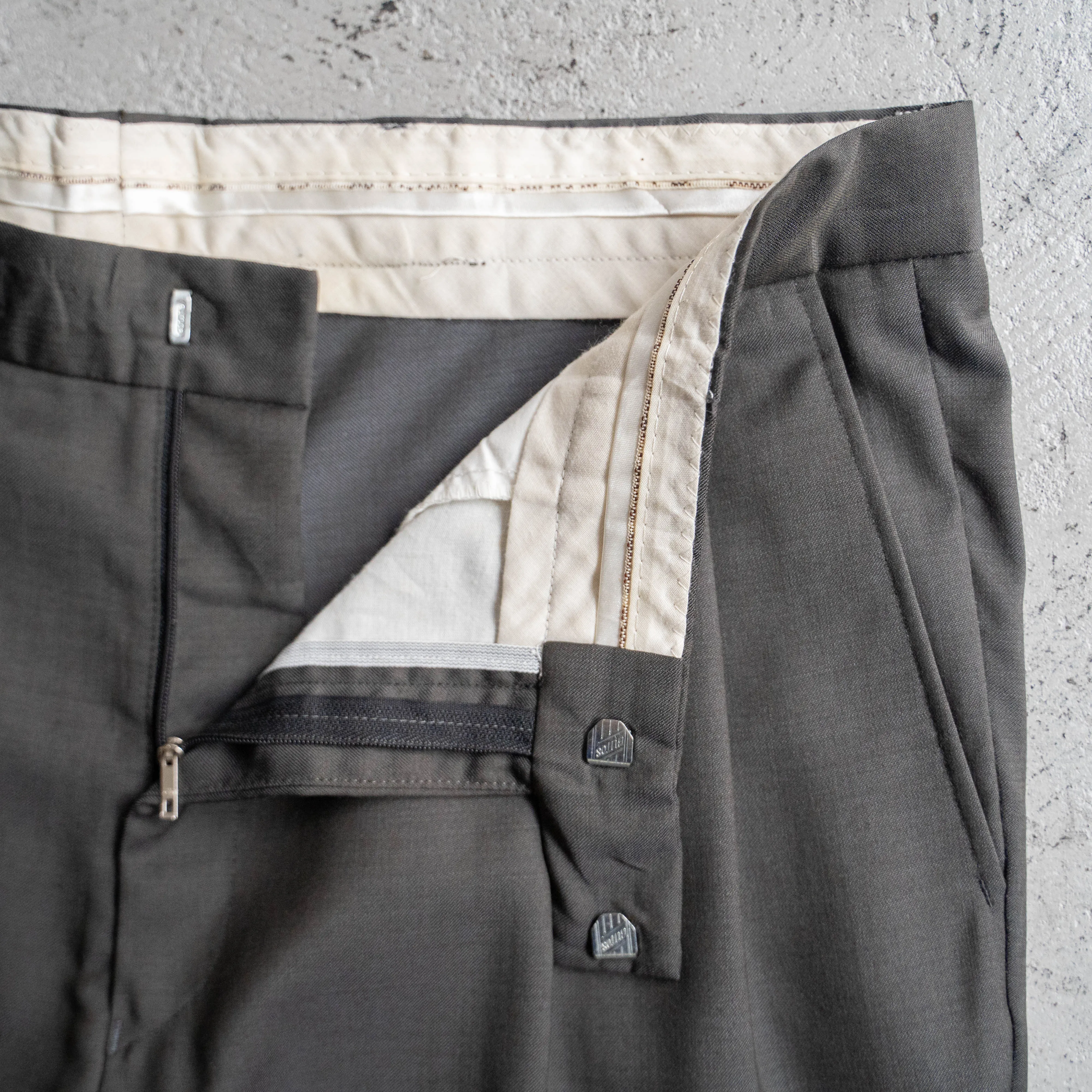 around 1990s Europe dark gray color two tuck summer wool slacks