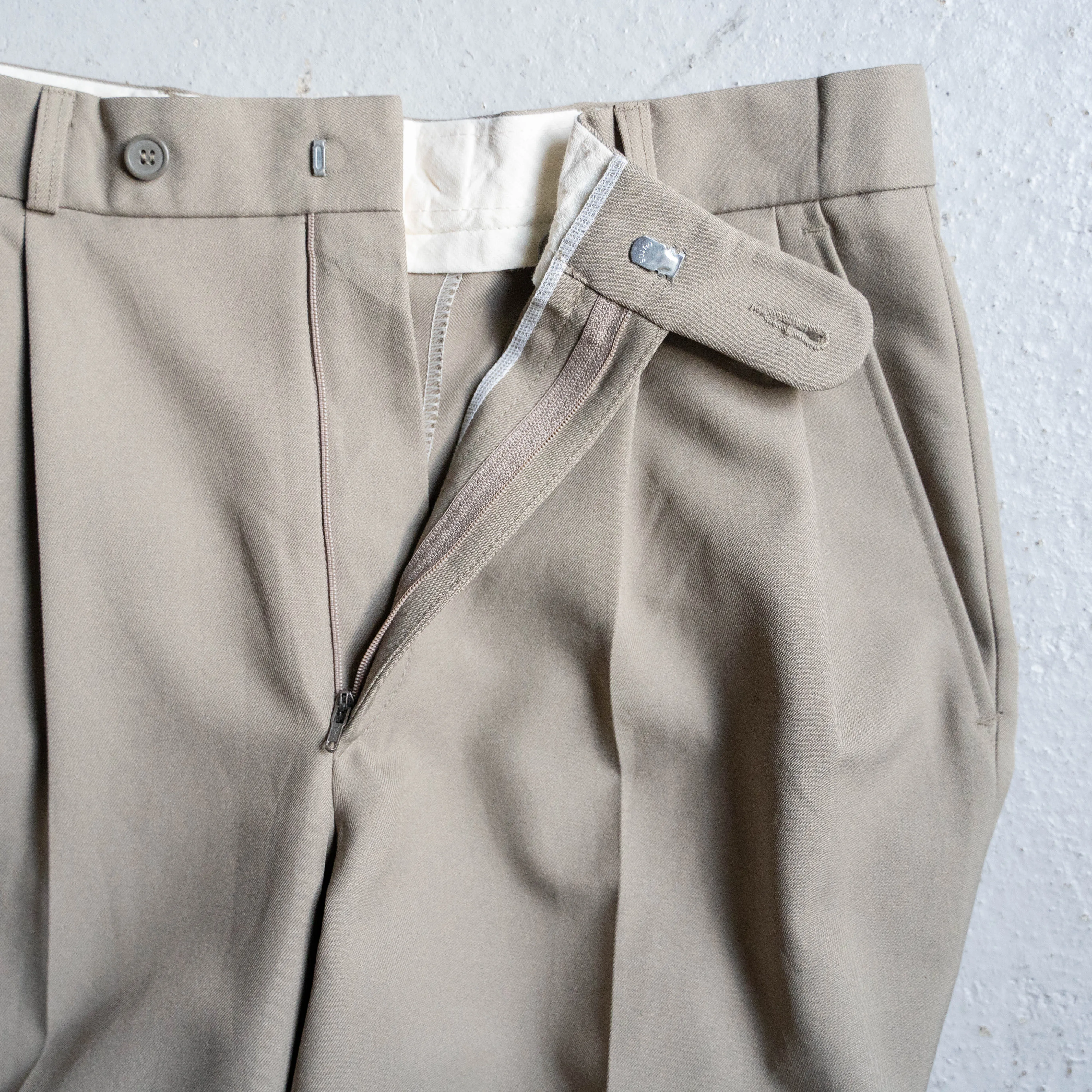 around 1990s khaki beige color poly two tuck slacks -light weight-