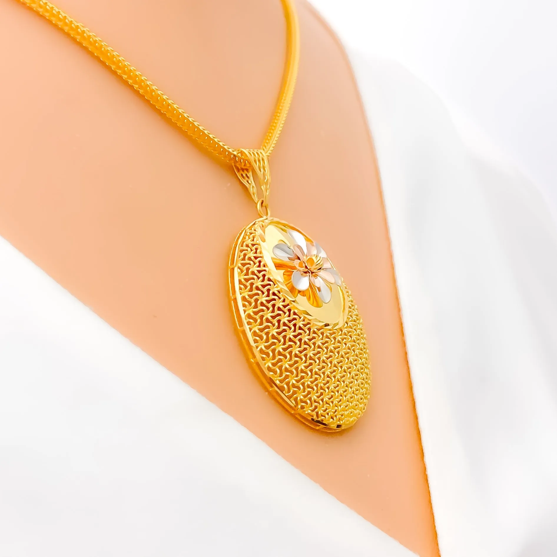 Attractive Floral Oval 22K Gold Mesh Pendant