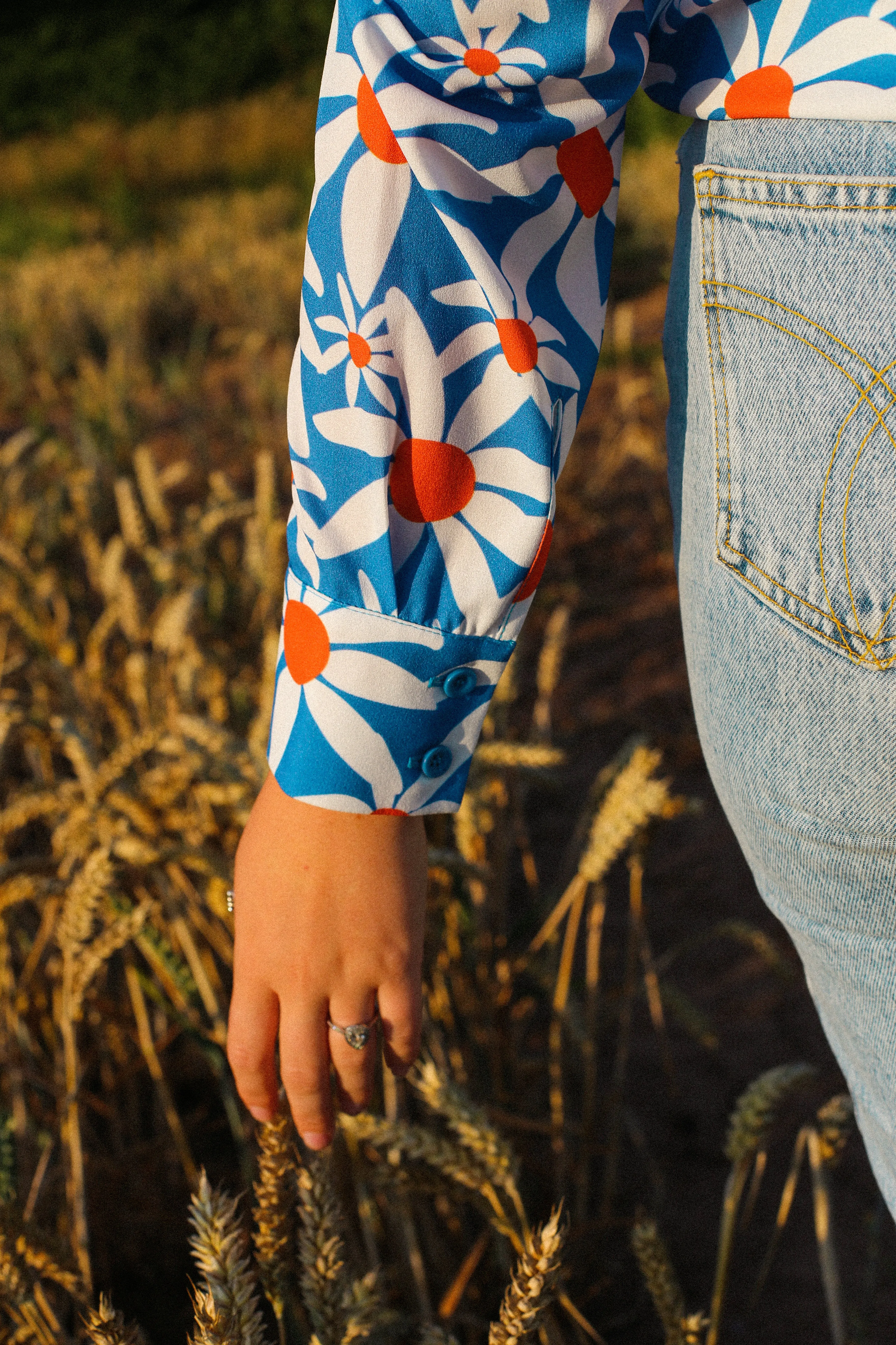 Women's Classic Long Sleeve Shirt in Daisy Print